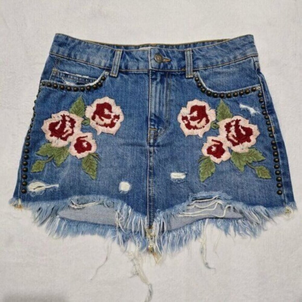 Free People ✦ Denim Mini Skirt ✦ Embroidered Roses Studs Raw Hem Distressed 26 - Picture 4 of 15